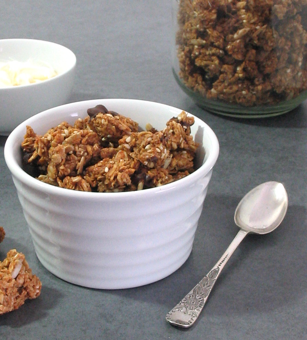 Apricot Gingerbread Granola - molasses and spice and all things nice! | sliceofkitchenlife.com