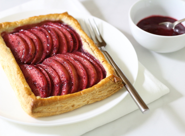 Blackberry and Apple Tart Recipe - made using everyday ingredients for a simple yet elegant dessert! | sliceofkitchenlife.com