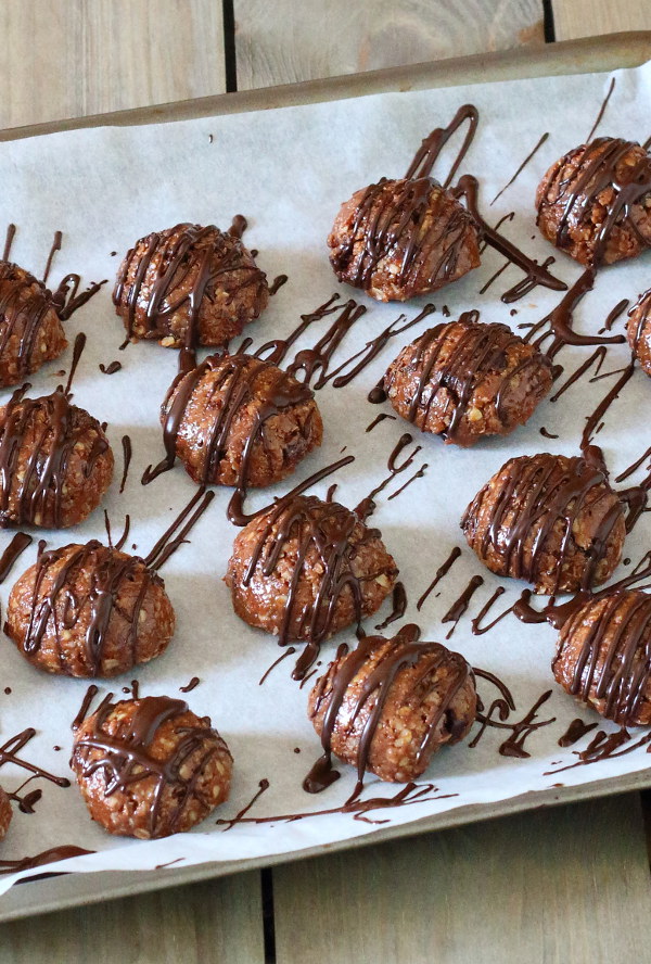 Dark Chocolate and Cherry Energy Bites Recipe - no bake, and only seven ingredients, they are deliciously chewy, sticky and sweet!