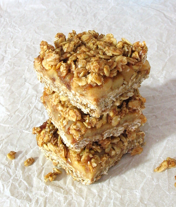 Cinnamon Apple Streusel Bars - big on flavour, made with oats, coconut oil and maple syrup.
