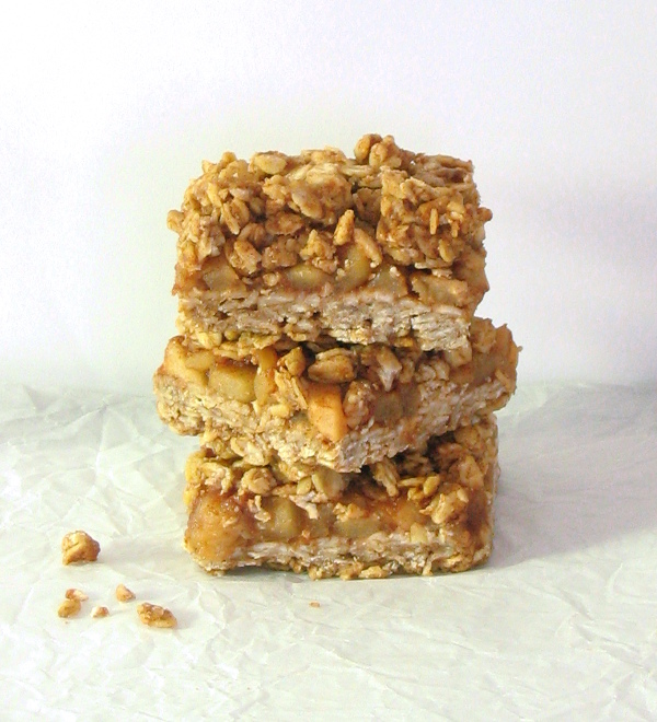 Cinnamon Apple Streusel Bars - made with oats, coconut oil and maple syrup | sliceofkitchenlife.com